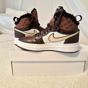 LIKE NEW AIR JORDAN 1 ACCLIMATE CHOCOLATE SHOES. WOMENS 6.5!!!